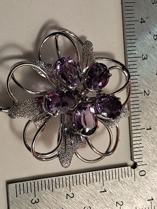 Брошка з камінням