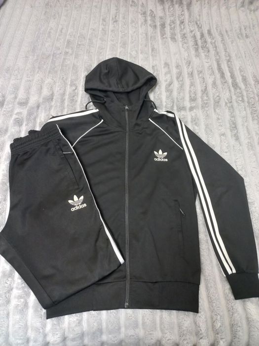 Чоловічий спортивний костюм