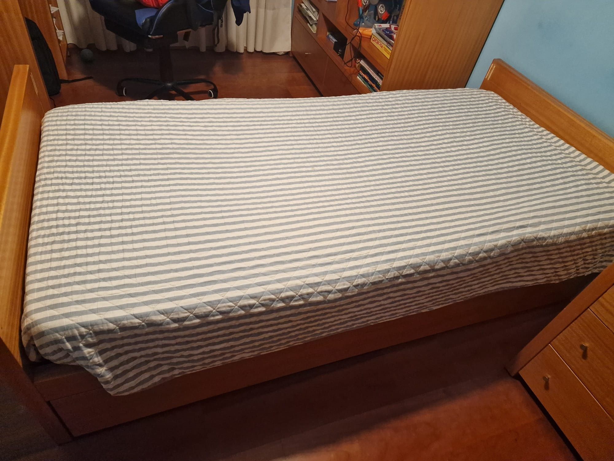 Mobília de quarto  (cama dupla e móvel)