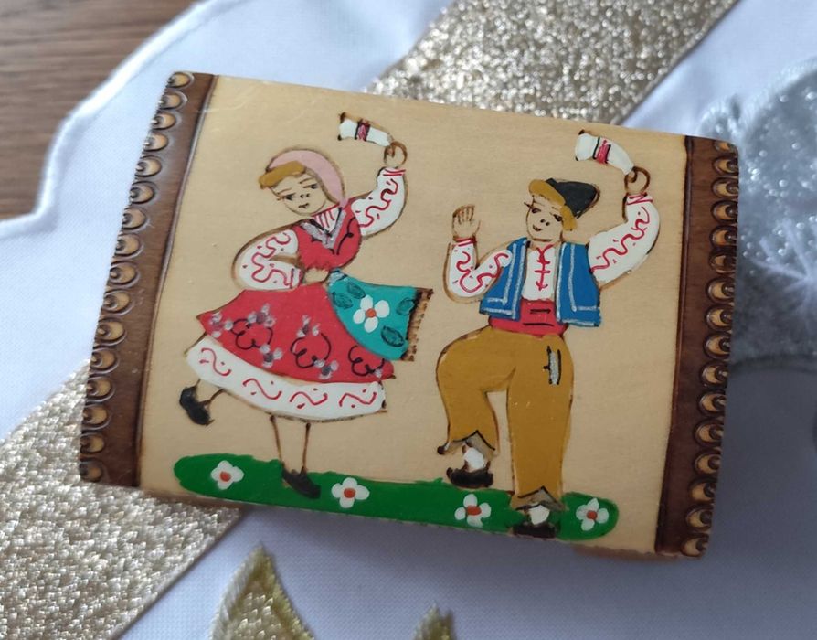 Ładna drewniana szkatułka Bułgaria stroje ludowe skrzyneczka drewno