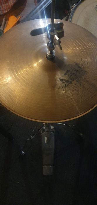 Vendo hi-hat Sabian + tripé + quick lock