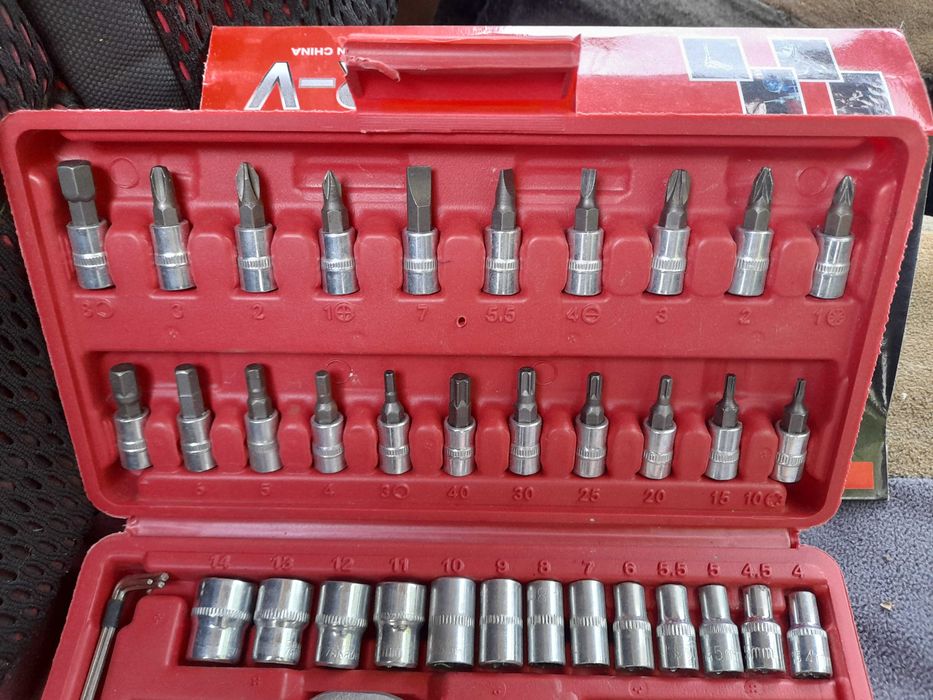 Набір головок ключів в кейсі з тріскачкою та викруткою з подовжувачами