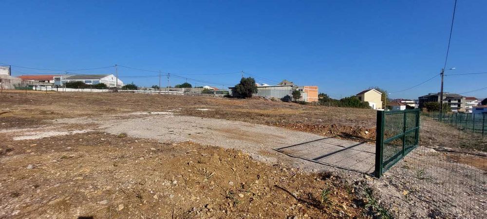 Terreno c 3400m2, vedado com água e eletricidade na zona Pêro Pinheiro