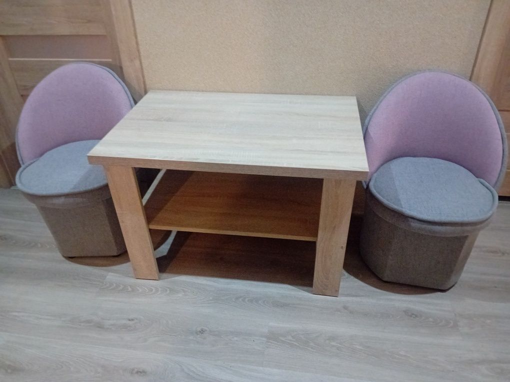 Stolik z dwiema pufami