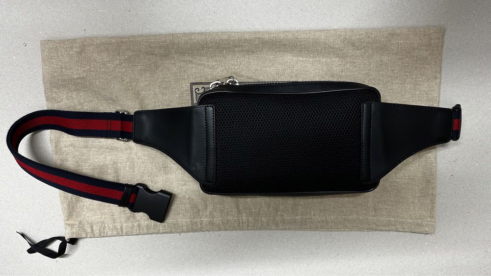 Gucci black belt bag como nova com dust bag e recibo de compra!