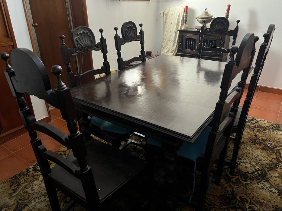 Mesa e 6 cadeiras, estilo clássico em castanho