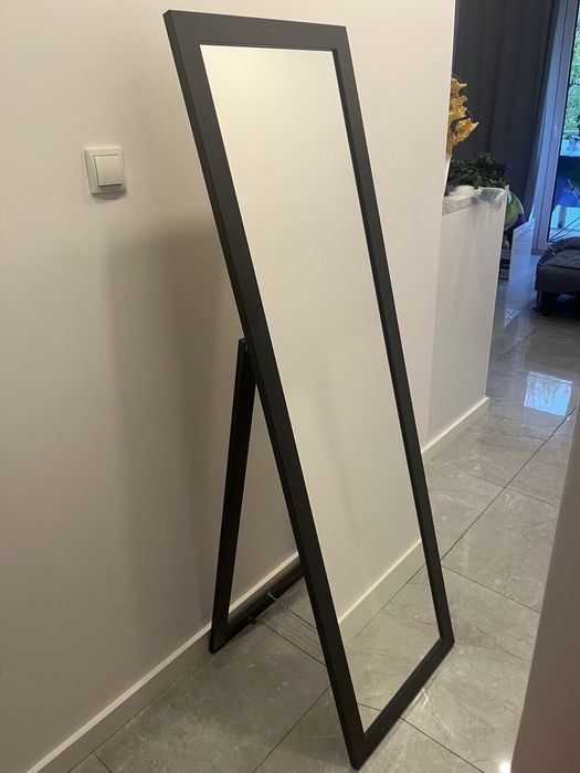 czarne wysokie lustro