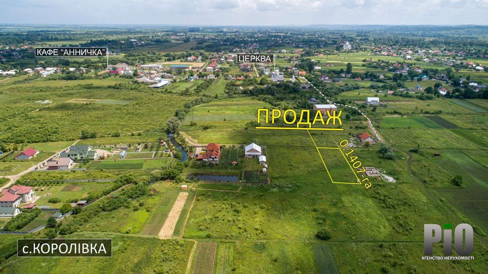 Ділянка в приміському селі.