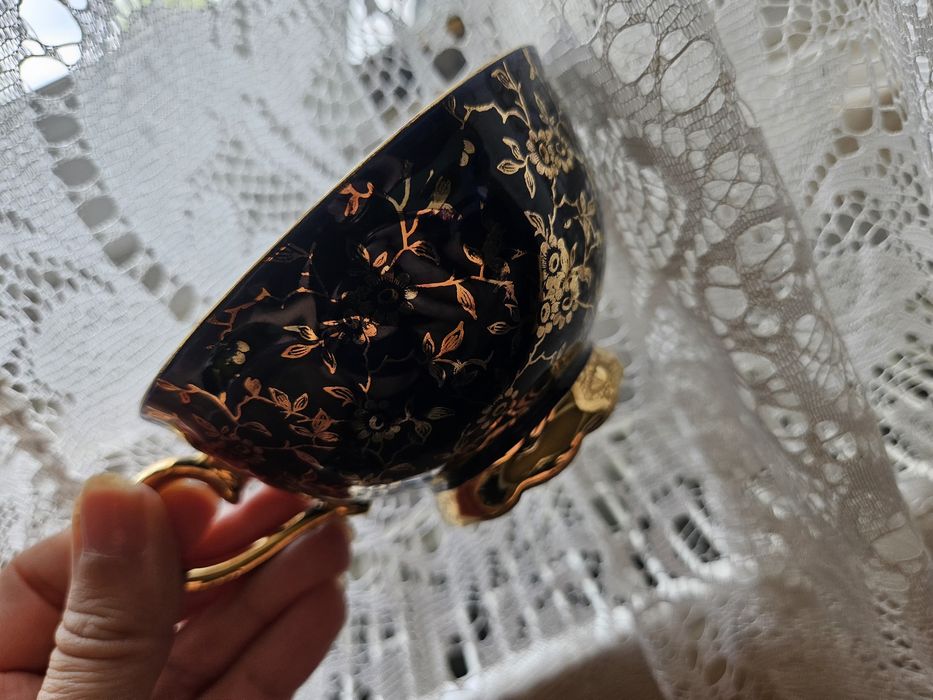 Filiżanka kolekcjonerska , kobaltowa porcelana ze złotymi zdobieniami