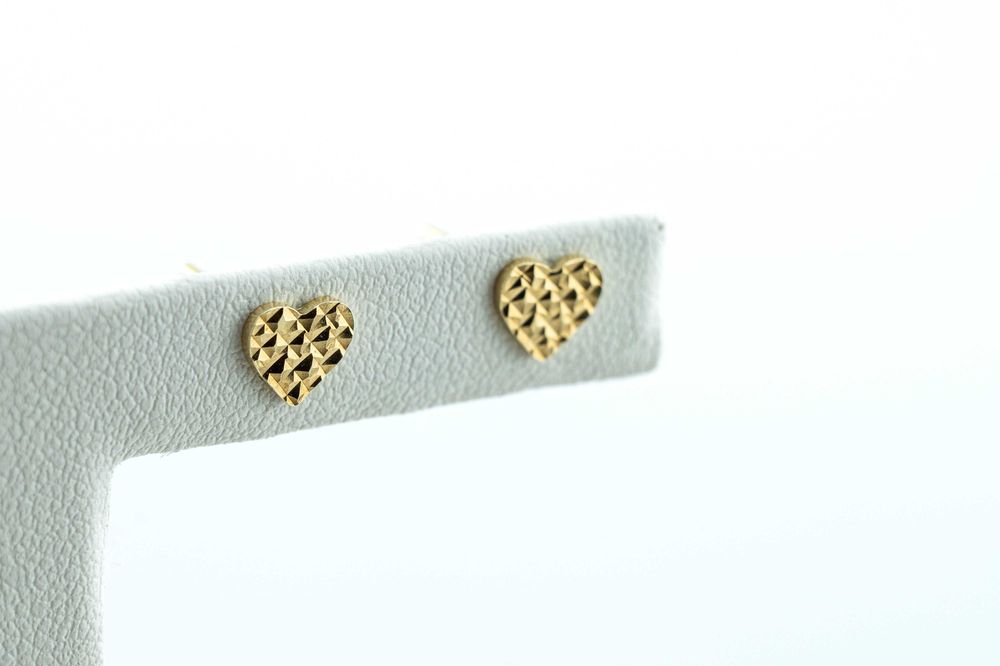 ZB557 świetne lekkie złote kolczyki serca z tłoczonym wzorem 8k sztyft