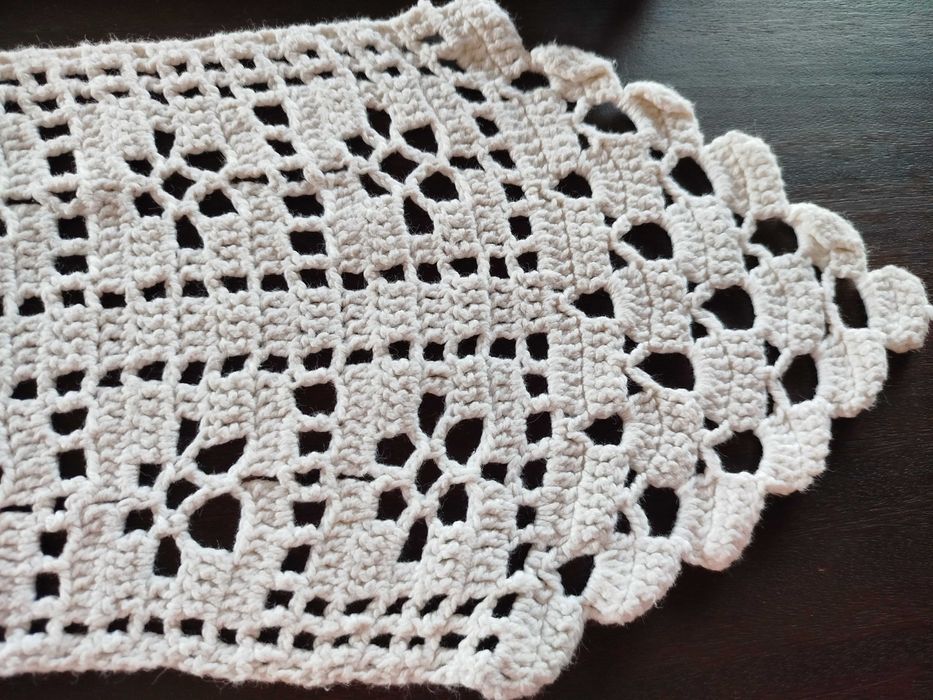 Dois panos de mesa ou moveis em crochê