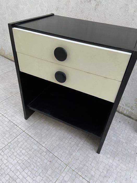 Mesa de cabeceira preta e branca