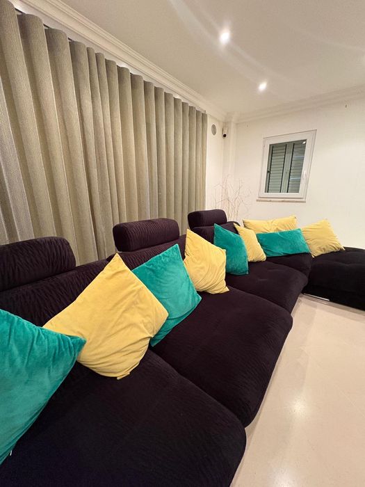 Sofa com mesa de canto