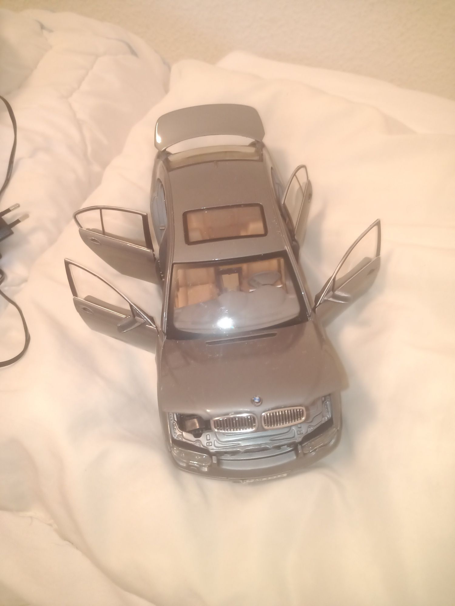 Model BMW 745i z 2003 r skala 1/18