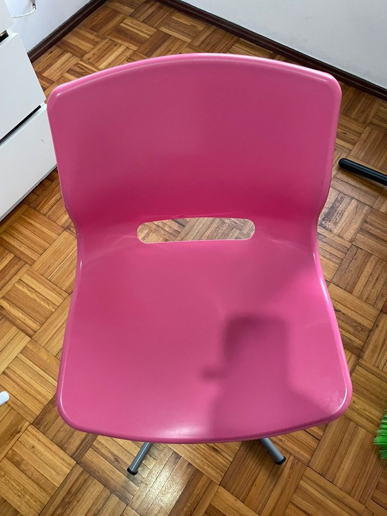 Cadeira giratória resultando ajuste a sua altura.