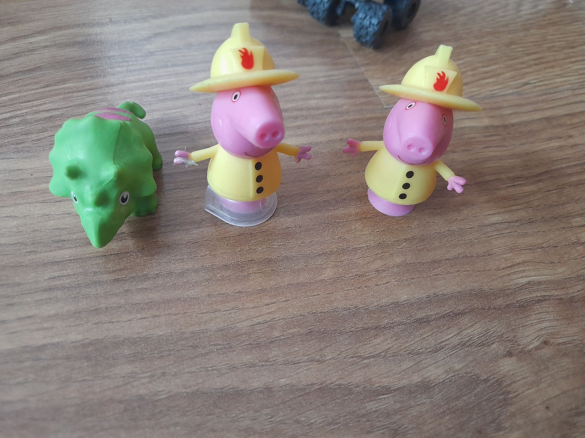 Sprzedam zestaw figurek. Psi patrol/ świnka peppa/ blaze