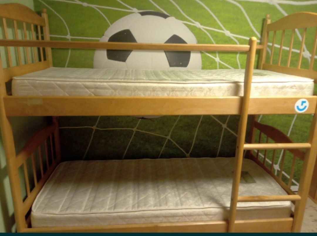 Двоярусне ліжко без матраців