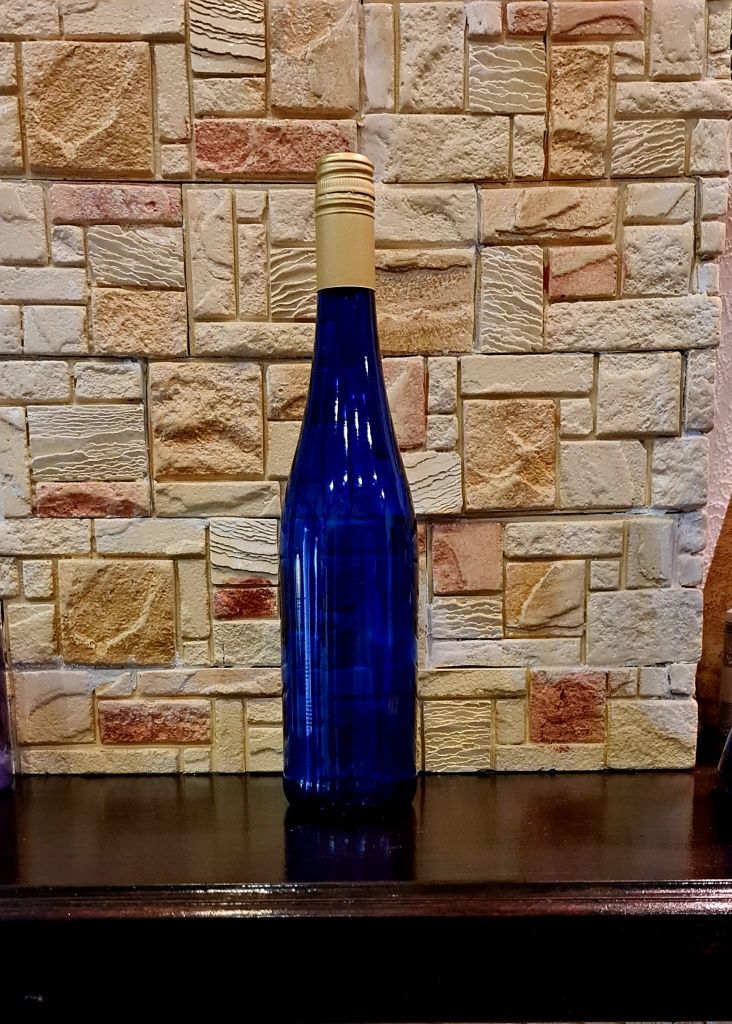 Винные бутылки декор синее стекло