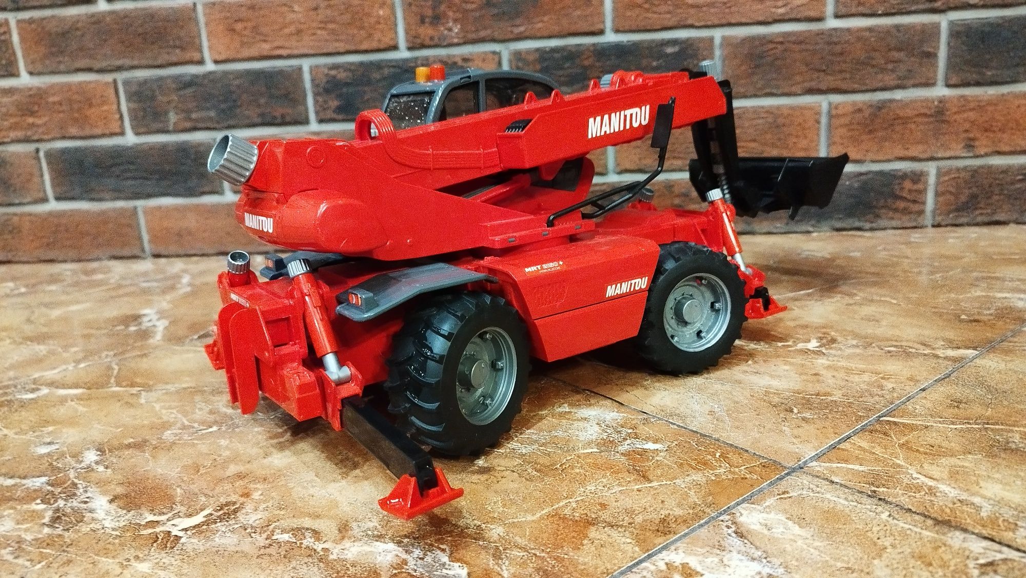 Manitou teleskopowy MRT 2150 Bruder 02129 używane