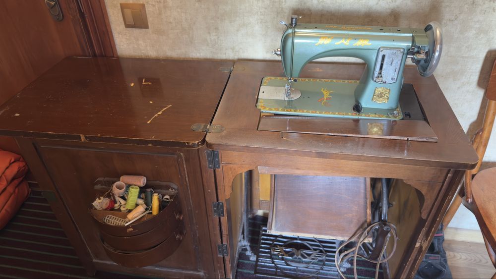 Продам швейну машину