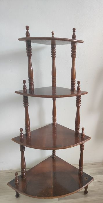 Regał narożny z półkami z drewna.