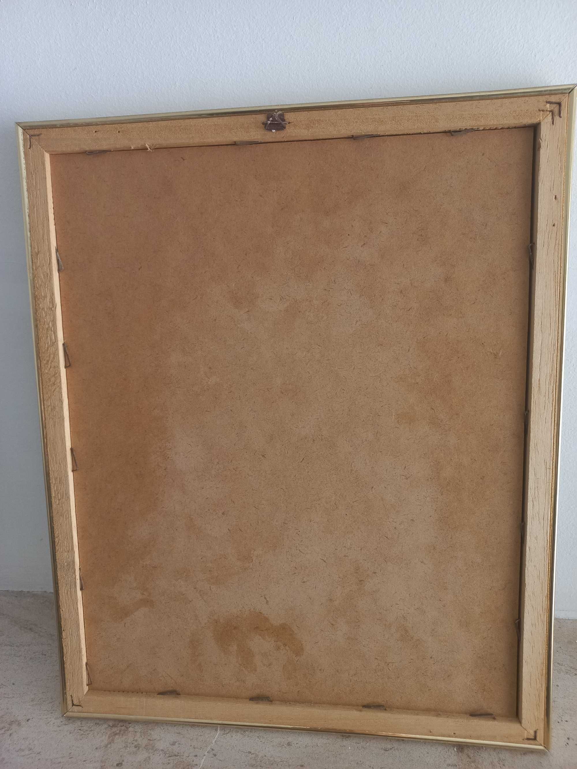 Quadro ,motivo floral,com vidro e moldura dourada .impecável