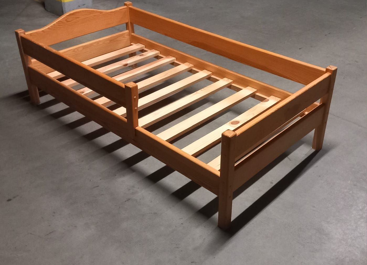 Drewniane łóżko dziecięce z materacem o wymiarach 160 cm x 80 cm