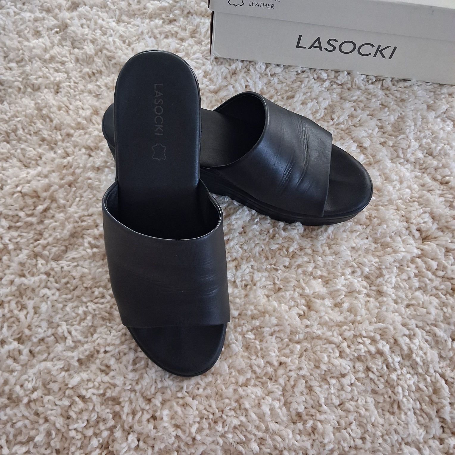 Czarne klapki damskie,Lasocki.