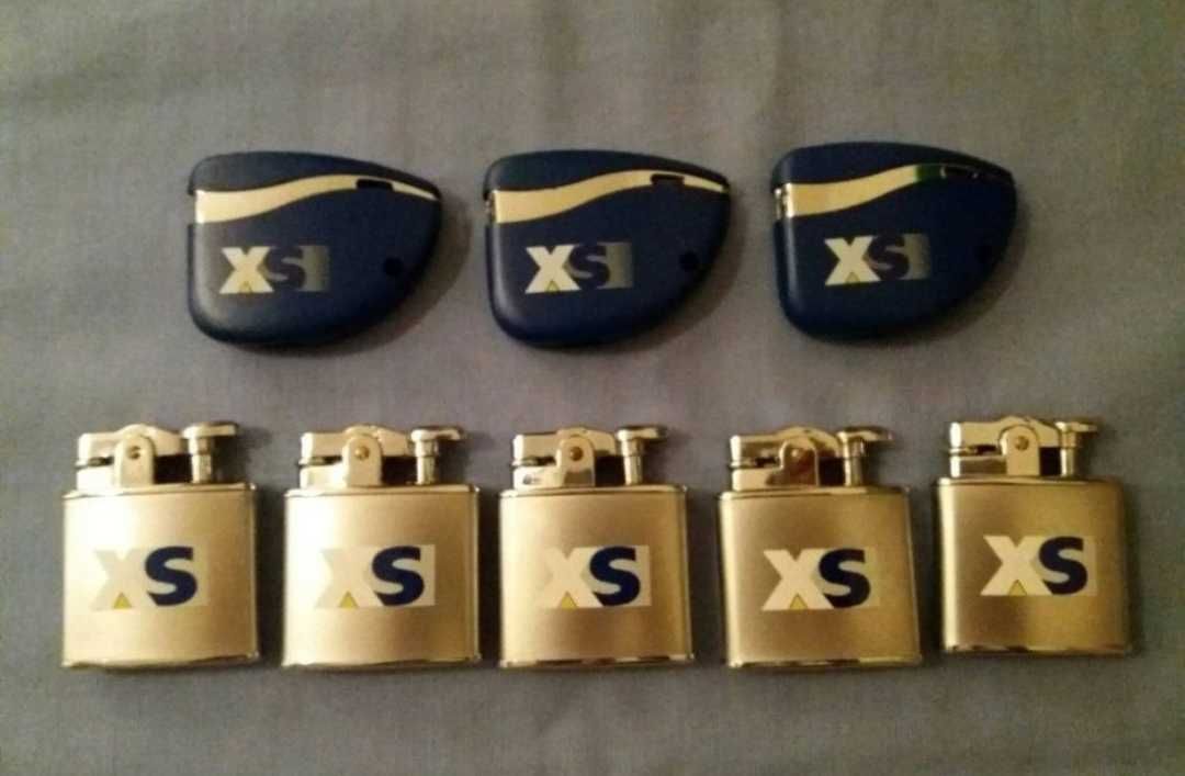 Conjunto de 26 isqueiros e 10 porta-isqueiros com publicidade
