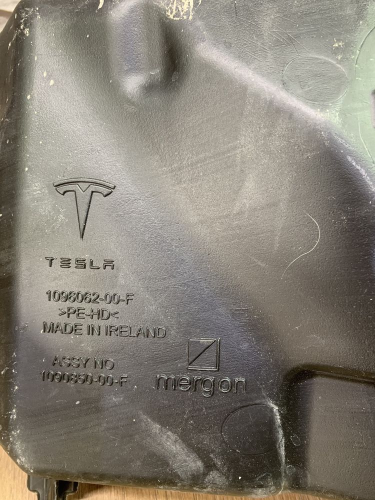 Бачок омывателя Tesla