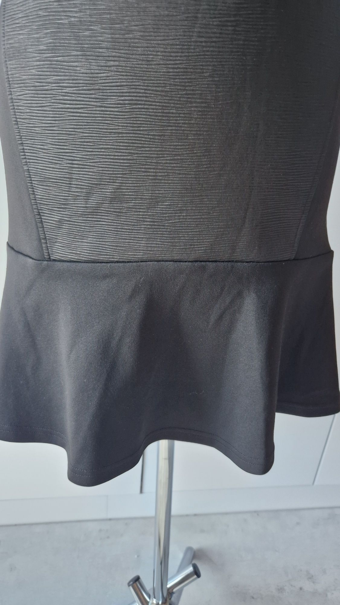 Czarna Sukienka Marciano Guess - Elegancka i Stylowa!