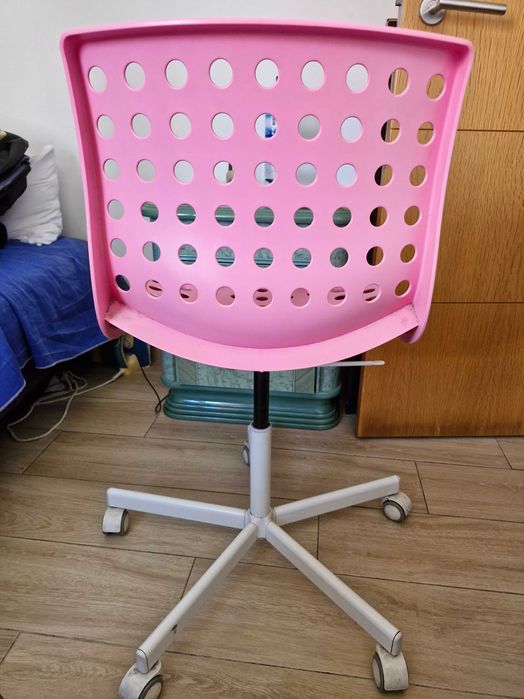 Vendo Cadeira  para secretaria ,  na cor rosa