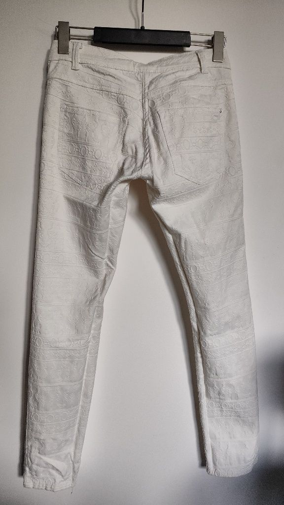 Wytłaczane śmietankowe kremowe ecru spodnie damskie wzory S/M