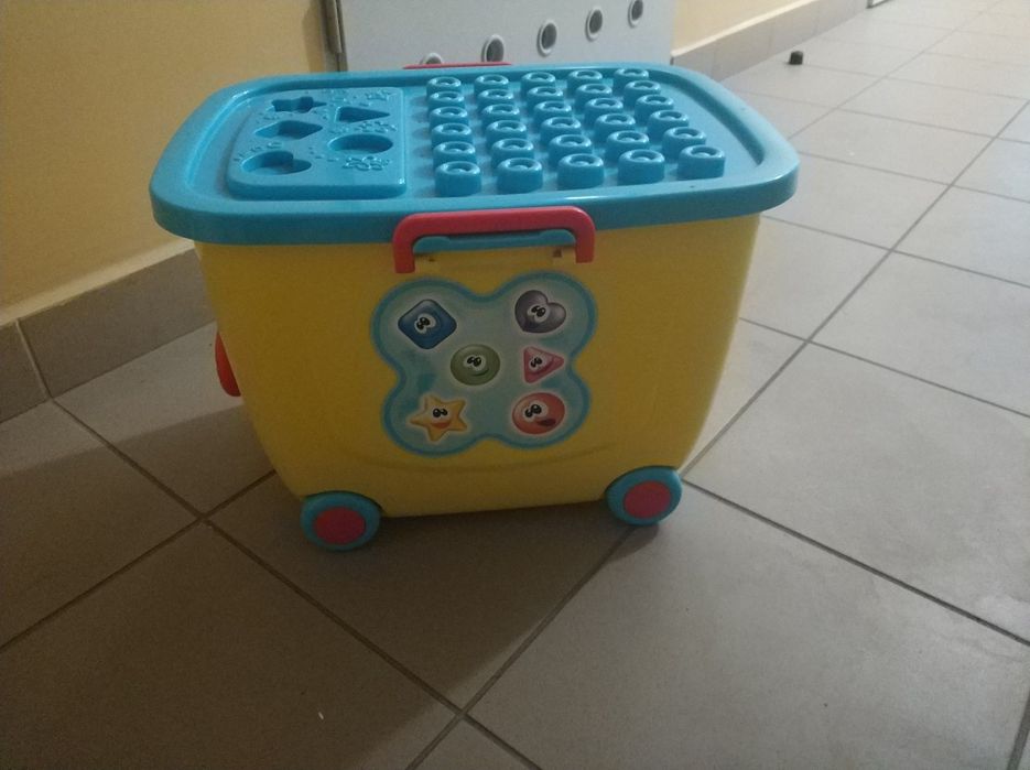 Kolorowe klocki  w skrzyni
