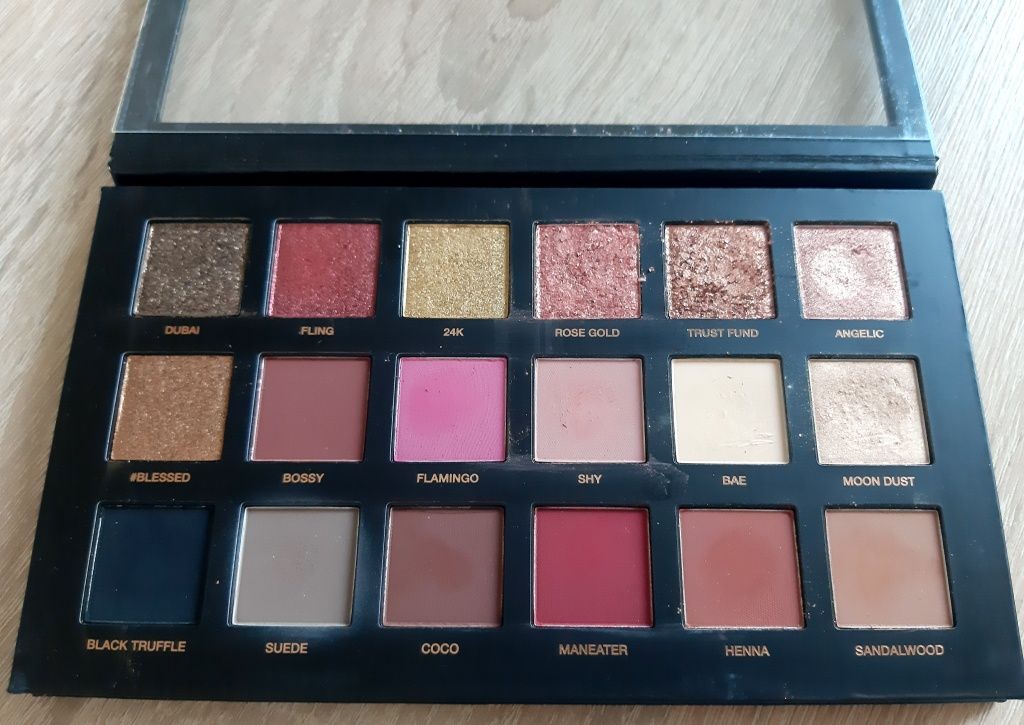 Huda Beauty Rose Gold Edition paleta 18 cieni do powiek