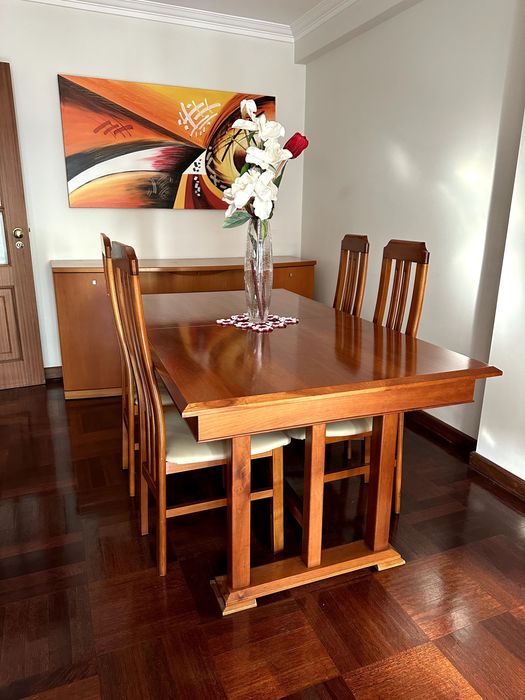 Mesa de jantar maciça com 4 cadeiras em pele – como nova