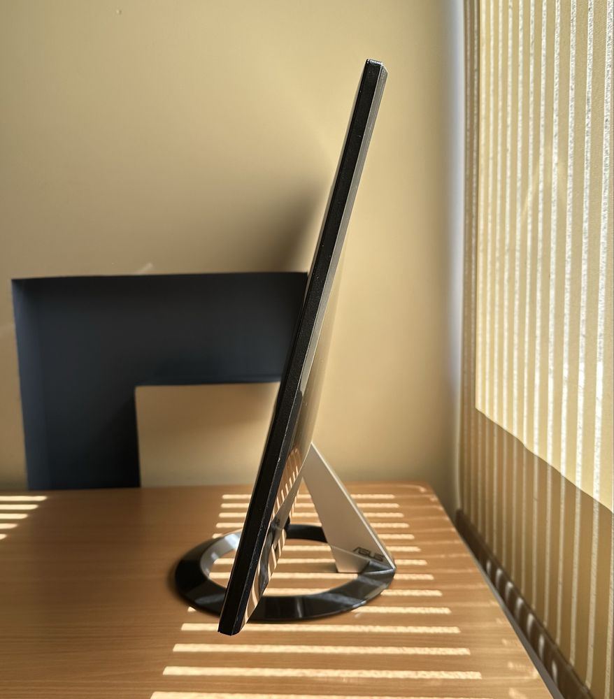 Monitor Asus.