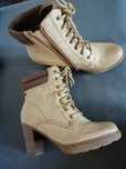Botas com atacadores em bege