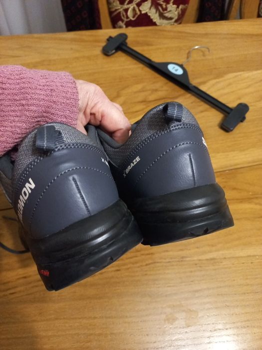 Кросівки жіночі.