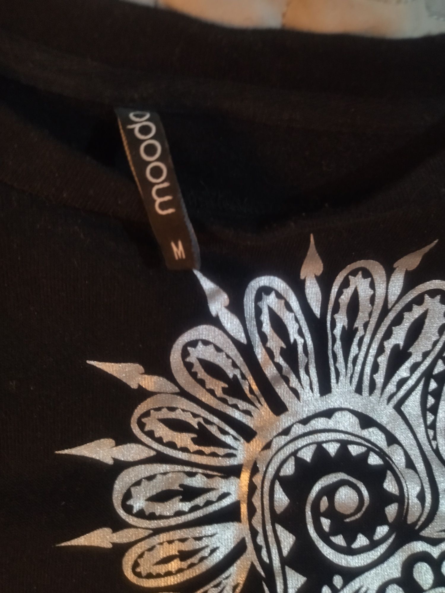 Bluza dresowa że srebrną aplikacją