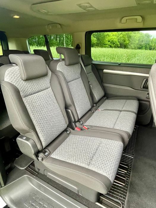 Bus 8 osobowy Peugeot Traveller bogata wersja hak automat nowy 2025
