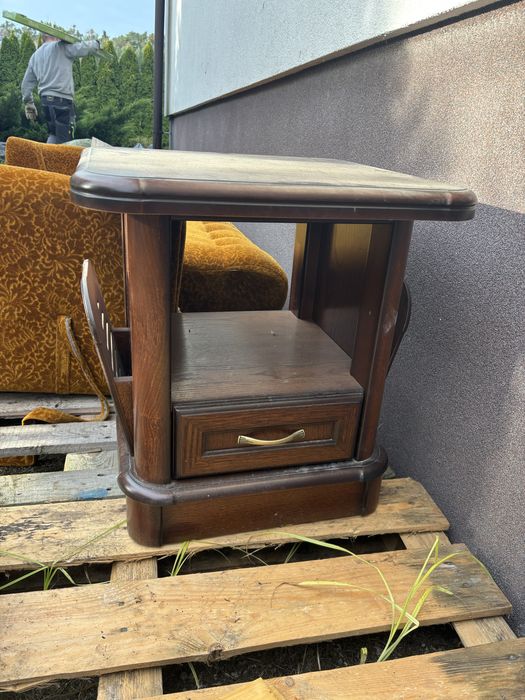 Szafka nocna na telewizor na gazety