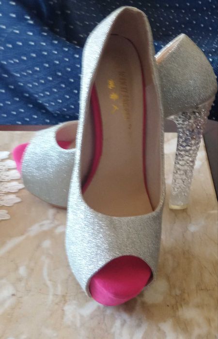 Sapatos de Salto Alto Cristal, Tamanho 38 - Elegância e Brilho