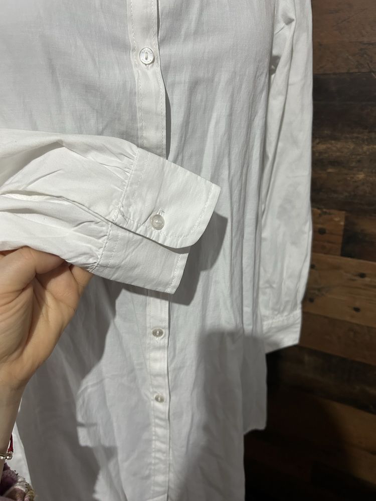 Klasyczna biala koszula z dluzszym tylem, rozmiar 3