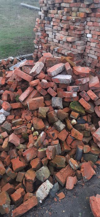 Віддам безкоштовно цегляний бій.