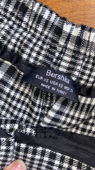 Spodnie biało czarne kratka Bershka