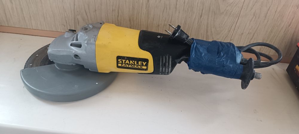 Болгарка(230мм) (угловая шлифмашина) Stanley FatMax FMEG232