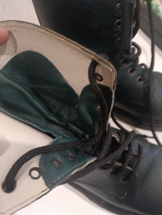 Bota em pele verde, pelo tornozelo com cordões
