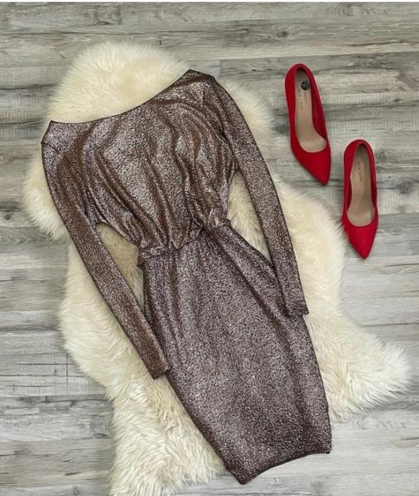 Гарна блискуча сукня