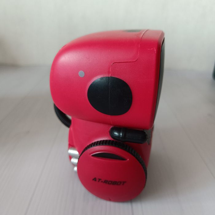 At robot розумний